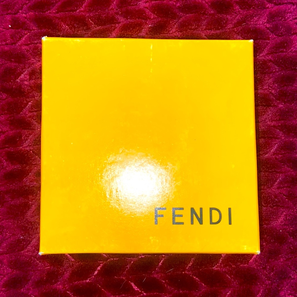 Nice brand new FENDI belt for woman. Great way to finish a look !!!